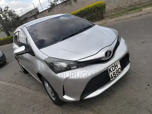 Toyota Vitz 2015 Nyeupe