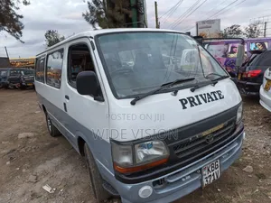 Toyota HiAce 2003 - Nyeupe