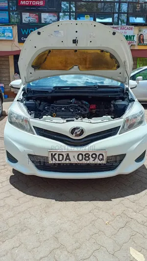 Toyota Vitz 2013 Nyeupe