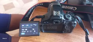 Canon EOS 600D Kamera ya DSLR