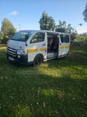 Toyota HiAce 2009 Nyeupe