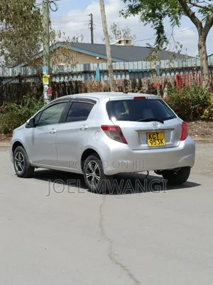 Toyota Vitz 2010 Silver