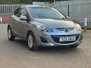 Mazda Demio 2013 Nyeupe