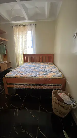 Kitanda na Godoro (5x6ft)