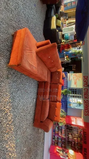 Sofa ya L - Imehifadhiwa Vizuri, Imara & Nzuri