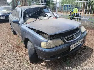 Nissan Sunny 2000 Bluu