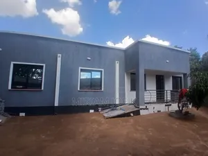 Bungalow ya Vyumba 3 vya Kulala na Vyoo vya Ndani, Inapangishwa Mugutha, Kimbo