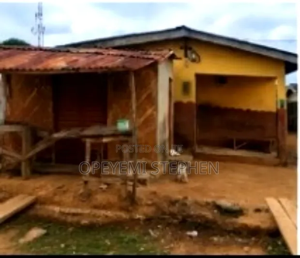6-Bedroom Bungalow for Sale in Araromi Phase 1, Lagos - 1