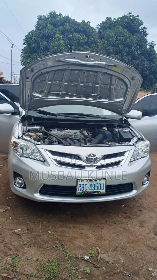 Toyota Corolla 2009 Silver - 1