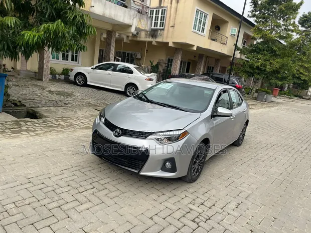 Toyota Corolla 2014 Silver - 1