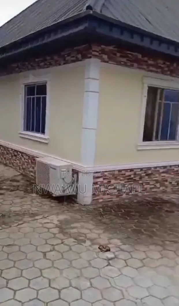 Gidan Bungalow Mai Dakuna 5 Don Siyarwa, Titin Jirgin Sama, Benin City - 1