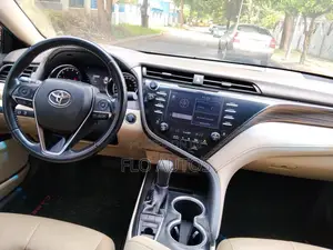 2017 Toyota Camry XLE 2.5L White