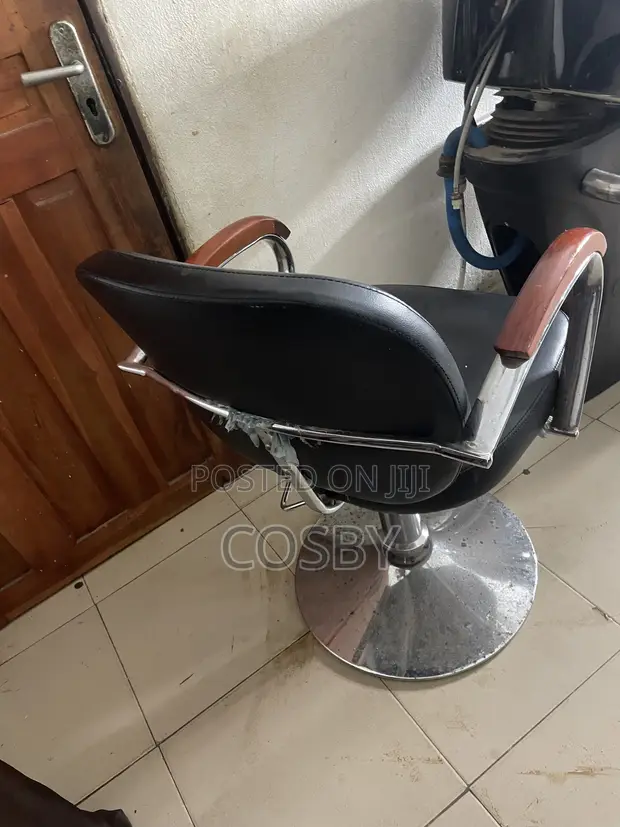 Kujerar Salon - An Riga An Yi Amfani Da Ita - 1