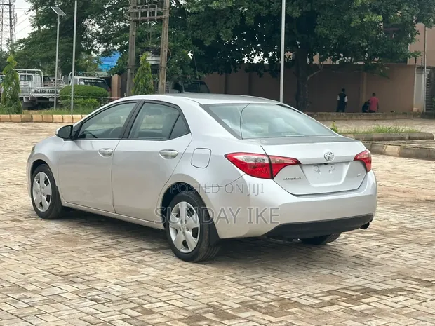 Toyota Corolla 2015 Silver - 1