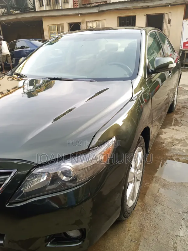 2010 Toyota Camry XLE Sedan - 1