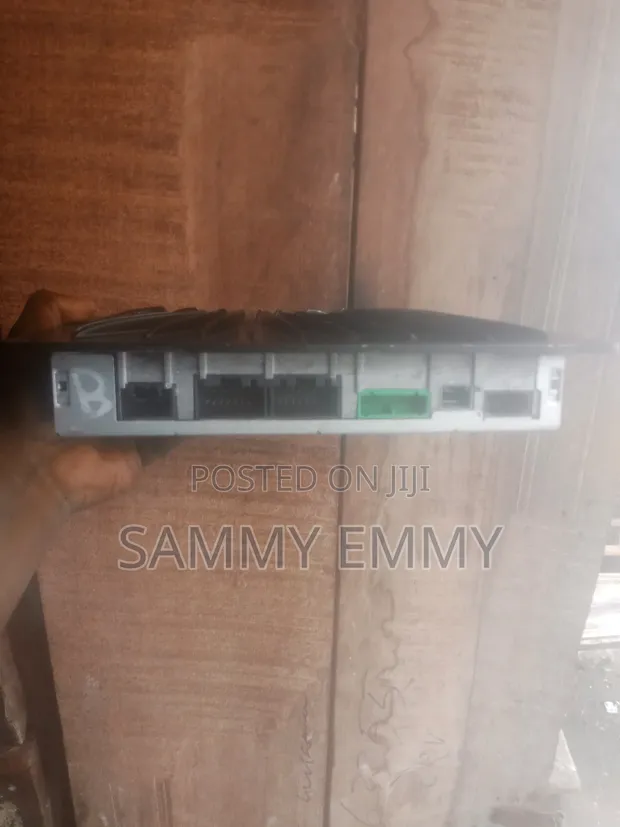 Land Rover Jaguar Amplifier (2012-2019) - 1