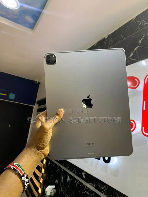 Apple iPad Pro (2022) 256GB Silver - 1