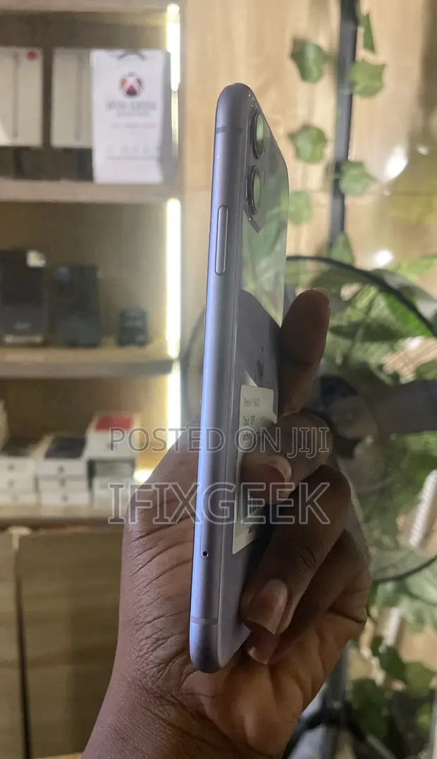 Apple iPhone 11 64GB Purple - 1