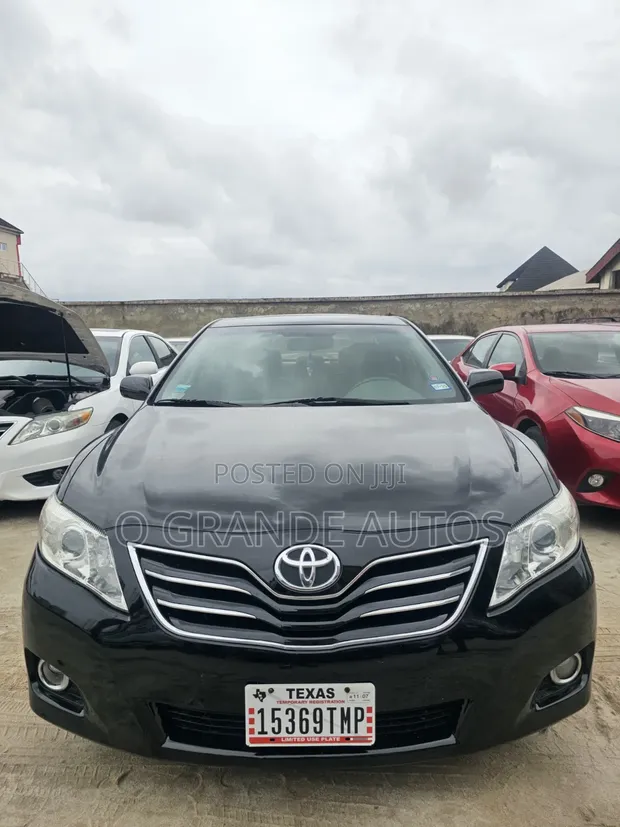 Toyota Camry 2010 Baƙar Fata - 1