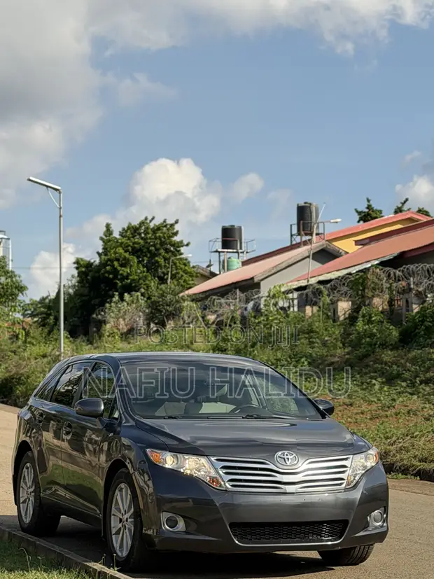 Toyota Venza 2011 Gray - 1