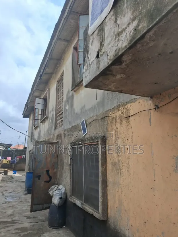 18-Bedroom House for Sale in Dopemu - 1