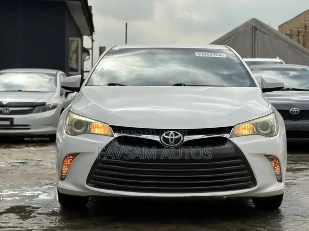 2015 Toyota Camry LE White - 1