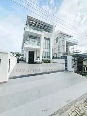 5 Bedroom Luxury House with Pool & Cinema in Osapa London