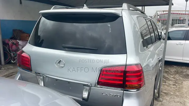 Lexus LX 570 2011 Silver - 1