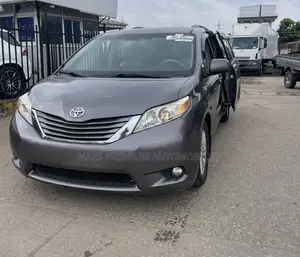 2011 Toyota Sienna XLE 8 Passenger Gray