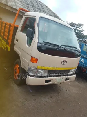 Toyota Dyna 200 (2000) - 6 Tyres, Petrol Engine