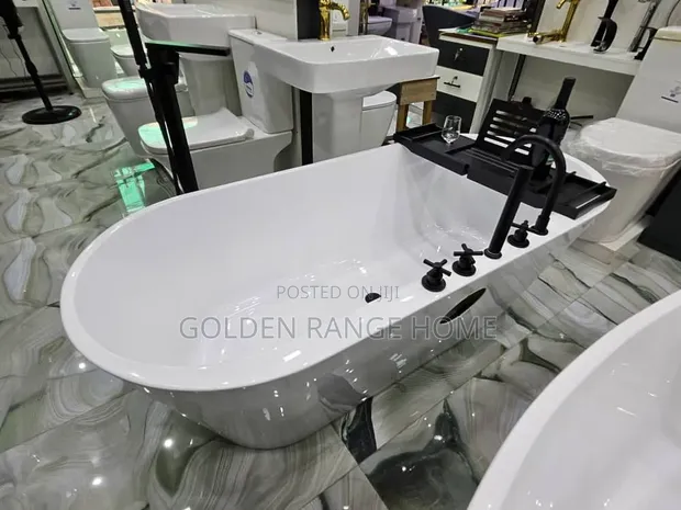 Executive Acrylic Bathtub tare da Black Mixer Tap - 1