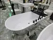Executive Acrylic Bathtub tare da Black Mixer Tap - 1
