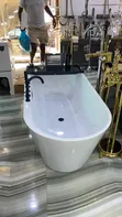 Executive Acrylic Bathtub tare da Black Mixer Tap - 2