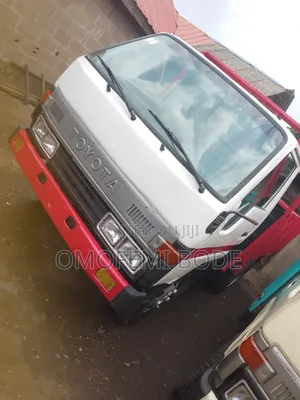 Toyota Dyna 200 Truck (6 Tyres, Petrol)
