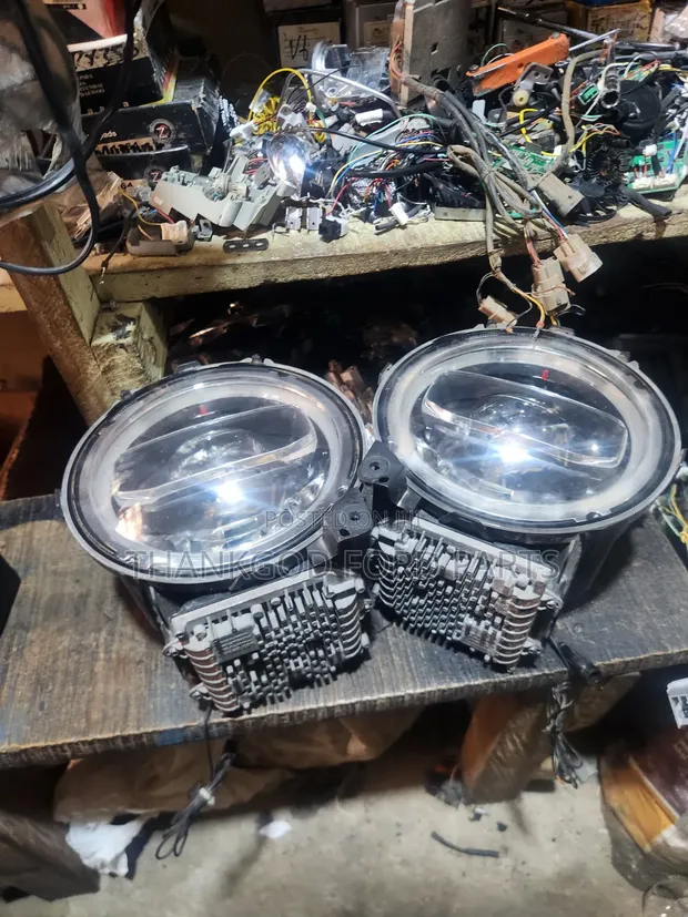 Jeep Wrangler Headlight (2020-2025) - 1