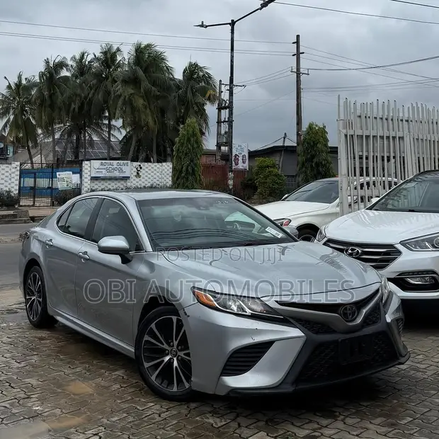 Toyota Camry SE 2018 Silver - 1