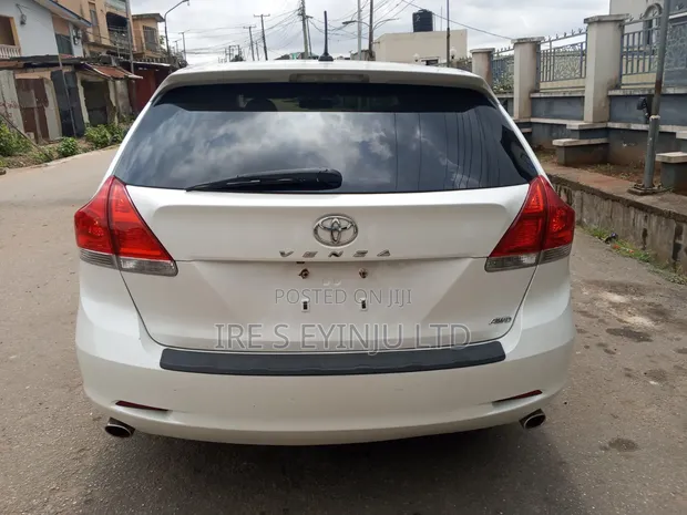 Toyota Venza 2010 White - 1