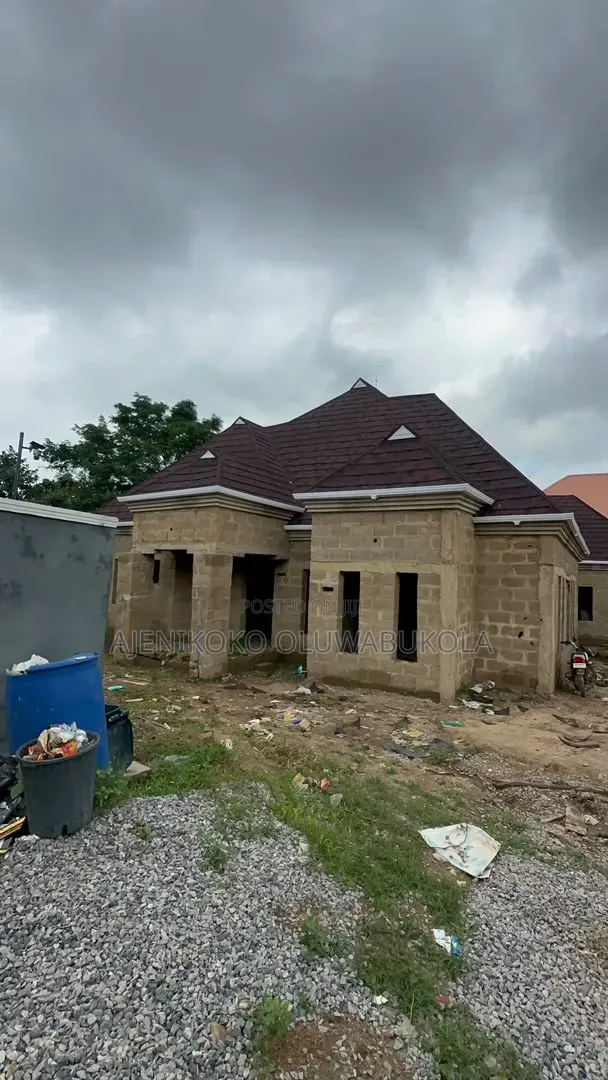 3-Bedroom Bungalow a si sayarwa a Oluwo, Ibadan - 1