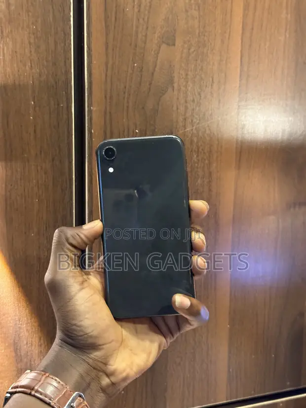 Apple iPhone XR 64GB Black - 1