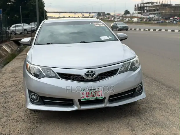 2014 Toyota Camry SE Sedan - 1