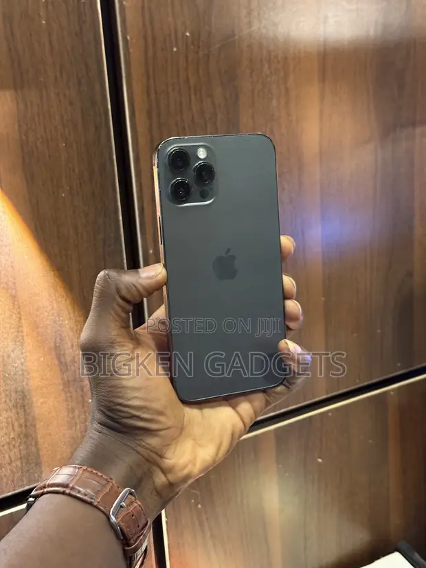 Apple iPhone 12 Pro 128GB Black - 1