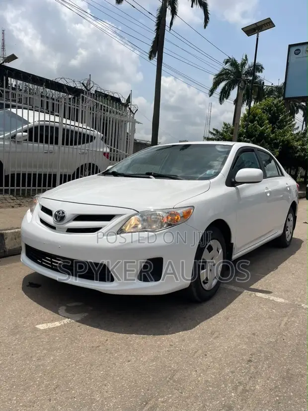 Toyota Corolla 2011 White - 1