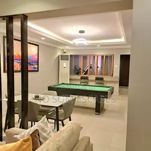 Gidan Kwalata Mai Dakuna 3 da Pool a Old Ikoyi