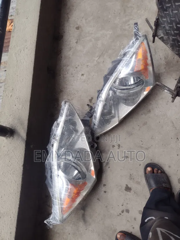 Used Headlight for Honda CR-V (2007-2010) - 1
