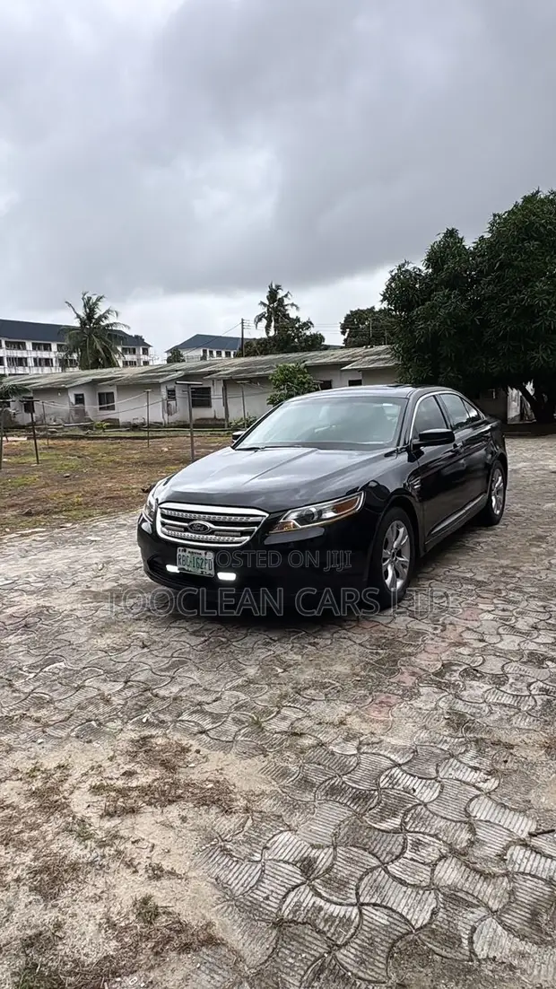 2011 Ford Taurus Black - 1