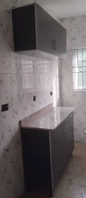 Gidan Daki 6 da Parlor da Aka Shirya a Sunshine Estate, Ifo