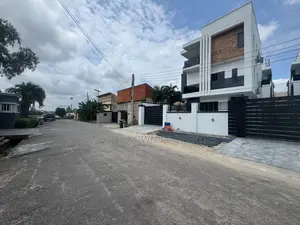 Filin 557sqm tare da gidan duplex mai buƙatar rushewa a cikin Estate mai Tsaro a Ikeja