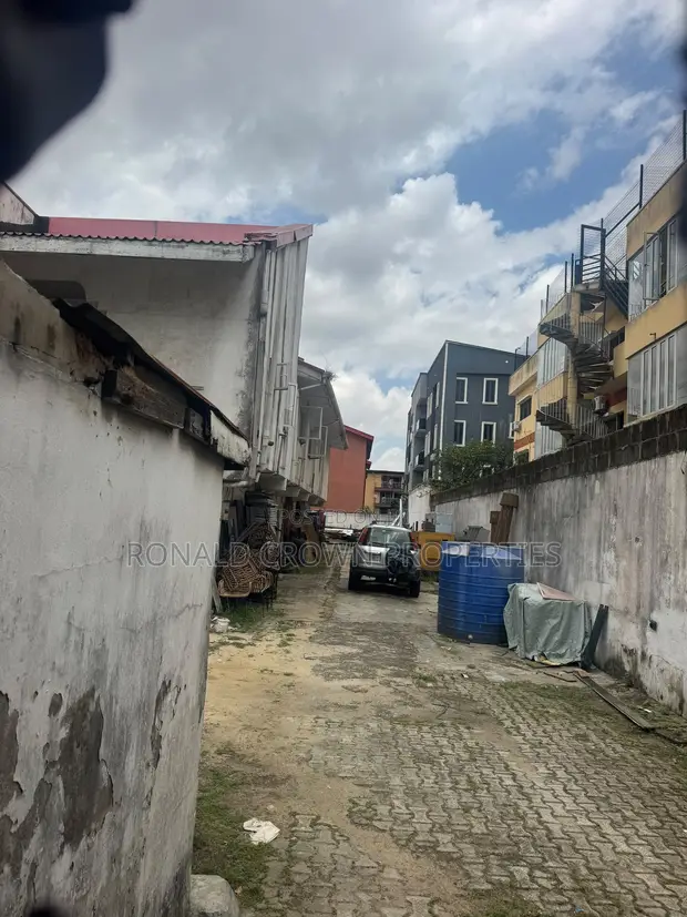 Filin Gaba, 878sqm da 4 Units na 3-Bedroom Flats a Ikeja - 1