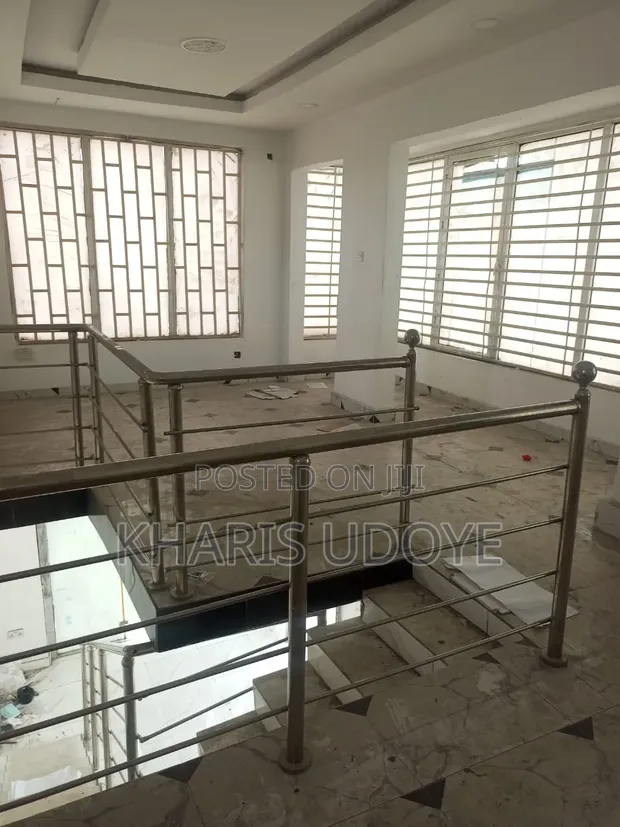 Shops Masu Fuskantar Hanyar Lekki Ajah - 1
