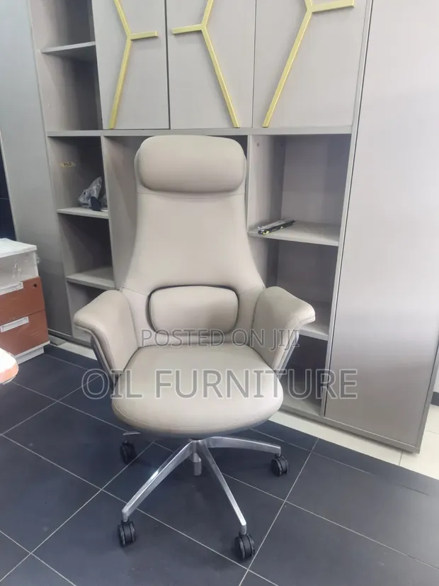 Luxury Swivel Boss Chair tare da Lumbar Support & Padded Armrest - 1